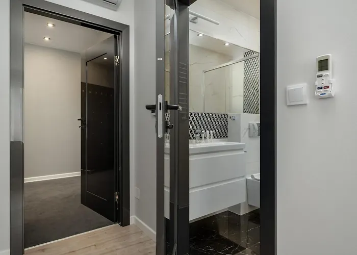 Luksusowy Z 3 Sypialniami, Klimatyzacja, Parkingiem I Biurkiem We Wroclawiu By Renters Prestige * Vratislav