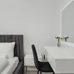 Apartment Luksusowy Z 3 Sypialniami, Klimatyzacja, Parkingiem I Biurkiem We Wroclawiu By Renters Prestige Wroclaw