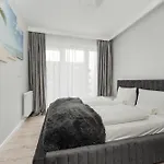 Luksusowy Z 3 Sypialniami, Klimatyzacja, Parkingiem I Biurkiem We Wroclawiu By Renters Prestige *