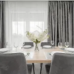 Apartment Luksusowy Z 3 Sypialniami, Klimatyzacja, Parkingiem I Biurkiem We Wroclawiu By Renters Prestige