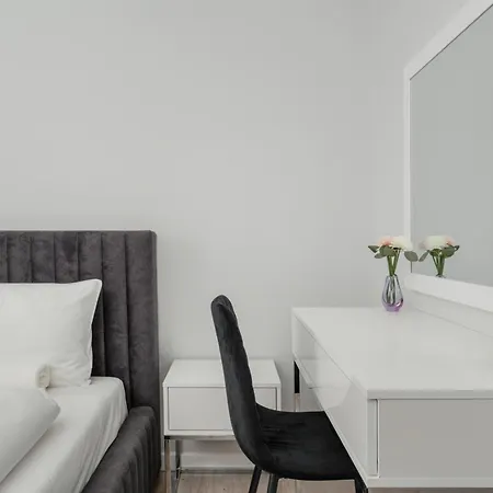 Daire Luksusowy Z 3 Sypialniami, Klimatyzacja, Parkingiem I Biurkiem We Wroclawiu By Renters Prestige Wroclaw