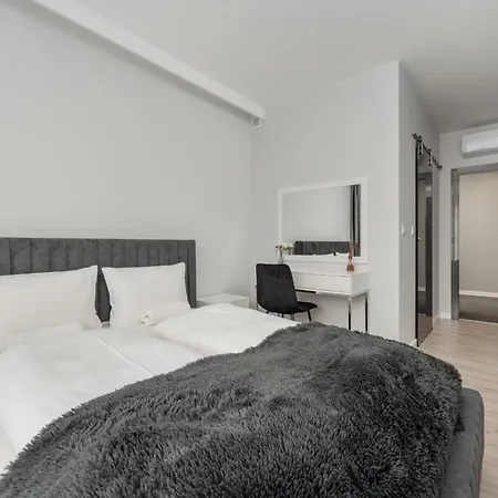 Luksusowy Z 3 Sypialniami, Klimatyzacja, Parkingiem I Biurkiem We Wroclawiu By Renters Prestige * Wroclaw