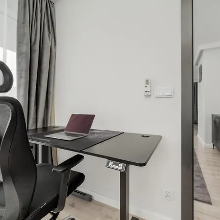 Daire Luksusowy Z 3 Sypialniami, Klimatyzacja, Parkingiem I Biurkiem We Wroclawiu By Renters Prestige