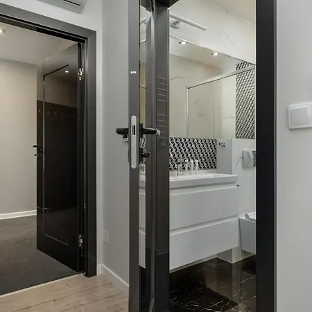 Luksusowy Z 3 Sypialniami, Klimatyzacja, Parkingiem I Biurkiem We Wroclawiu By Renters Prestige * Wrocław