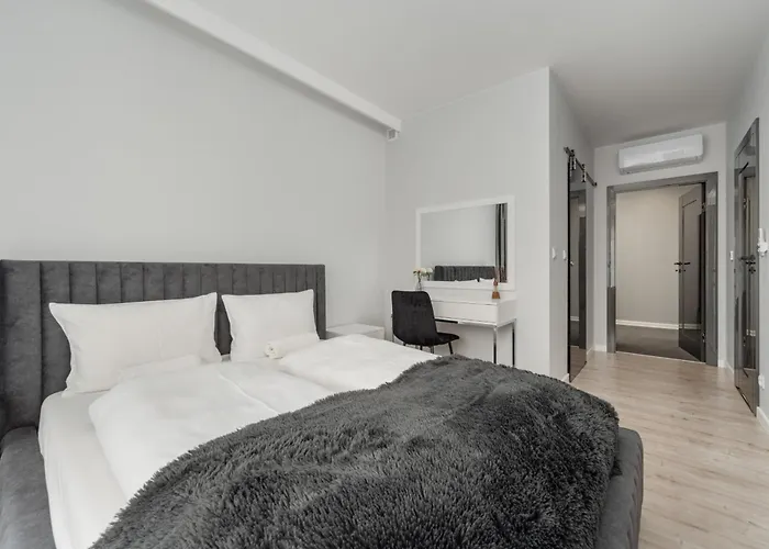 Luksusowy Z 3 Sypialniami, Klimatyzacja, Parkingiem I Biurkiem We Wroclawiu By Renters Prestige * Вроцлав