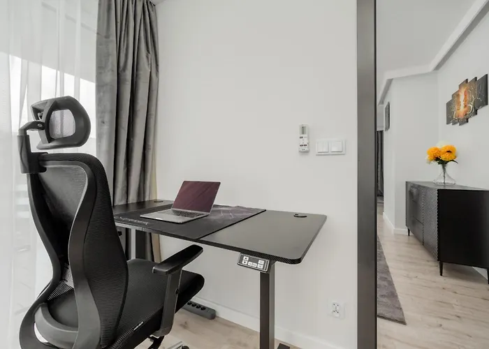 Апартаменты Luksusowy Z 3 Sypialniami, Klimatyzacja, Parkingiem I Biurkiem We Wroclawiu By Renters Prestige